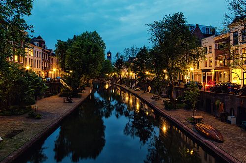 De Oudegracht in Utrecht vanaf de Vollersbrug met in de verte de Domtoren (kleur)