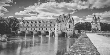 Chateau de Chenonceau spanning the River Cher, Loire Valley by Fotografiecor .nl