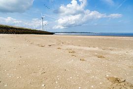La plage par une belle journée d'été sur Miranda van Hulst