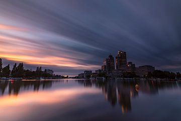 De Amsteltoren gefotografeerd vanaf de Amstelhoeck tijdens zonsondergang van Leon Doorn