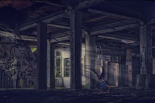 Breakdancer sur le site Urbex à East Groningen - Dynamiques et témoins de Gone Glory