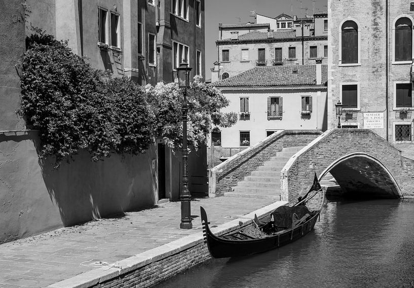 Gondel in einer Gasse in Venedig Monochrom von Animaflora PicsStock
