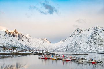 Vissersboten in de winter op de Lofoten in Noorwegen van Sjoerd van der Wal