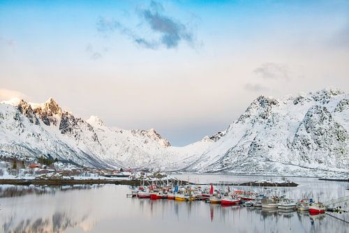 Vissersboten in de winter op de Lofoten in Noorwegen