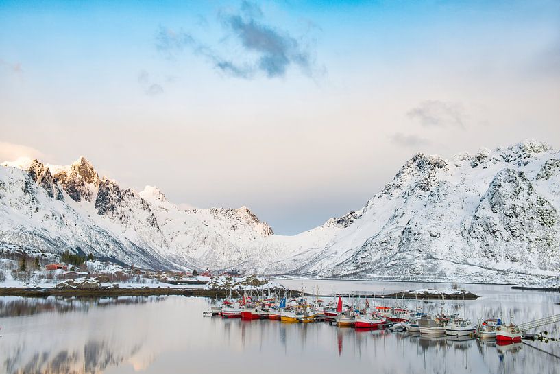 Vissersboten in de winter op de Lofoten in Noorwegen van Sjoerd van der Wal Fotografie