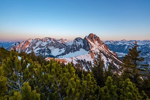 Zonsondergang op de Breitenberg in de richting van de Tannheimer Berge
