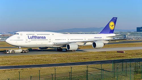 Lufthansa Boeing 747-8 passagiersvliegtuig. van Jaap van den Berg