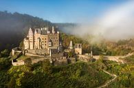 Burg Eltz dans l'Eifel se réveille du brouillard par Michael Valjak Aperçu