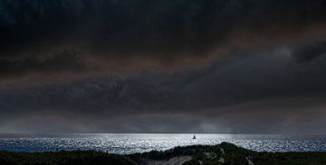Zware regenbui op de Noordzee met zeilboot bij Julianadorp. van Albert Brunsting