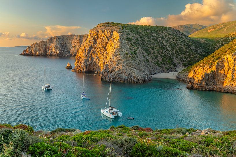 Bateaux à voile dans la Cala Domestica au coucher du soleil par Markus Lange