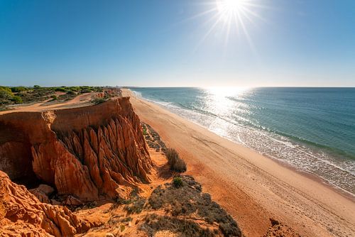 Zonneschijn op het strand van Praia da Falésia in de Algarve, Portugal