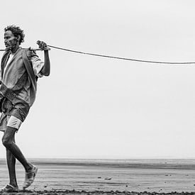 Mann mit seinem Kamel auf dem Weg zu einem Salzsee in Äthiopien von Photolovers reisfotografie