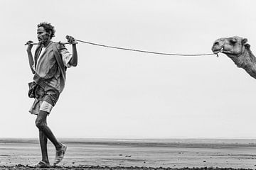 Man met zijn kameel onderweg naar een zoutmeer in Ethiopië van Photolovers reisfotografie
