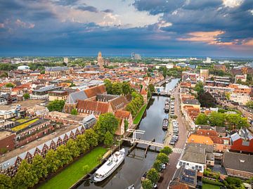 Zwolle van boven tijdens een zomerse zonsondergang