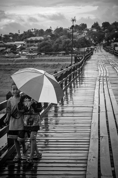 Houten brug in Sanghklaburi by Karen Klein