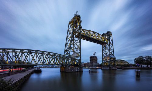 De Rotterdamse Hef: Majestueus Onder een Dreigende Wolkenlucht