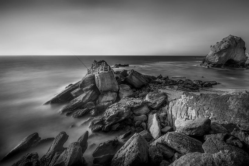 La côte portugaise près de Lisbonne au coucher du soleil. Noir Blanc par Manfred Voss, Photographie Noir et Blanc