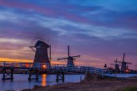 Zonsondergang bij molens in Kinderdijk.