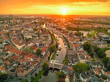 Canal Thorbeckgracht à Zwolle lors d'un coucher de soleil en été sur Sjoerd van der Wal Photographie