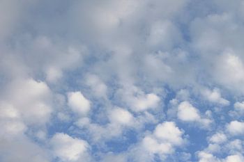 Peinture bleu ciel : nuages blancs dans un ciel bleu clair