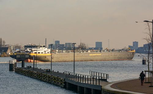De Binnenvaart passeert Amsterdam