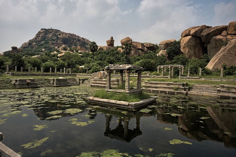 Ruins and nature: harmony in Hampi by Frank Photos