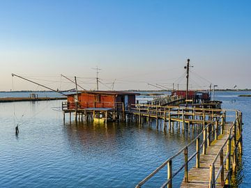 Oude vissershut met houten aanlegsteiger in Comacchio Italië van Animaflora PicsStock