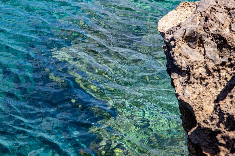 Baai voor het schiereiland La Victoria in Mallorca van Reiner Conrad