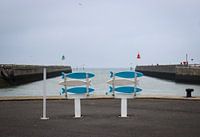 Heitere Stühle an einem bewölkten Tag im Hafen von Deauville