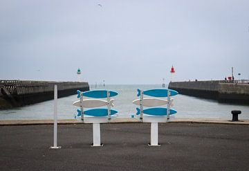 Vrolijke stoeltjes op een bewolkte dag in de haven van Deauville van Robin Mulders