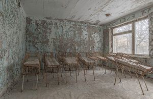 babybedjes in een verlaten kinderziekenhuis Pripjat van John Noppen