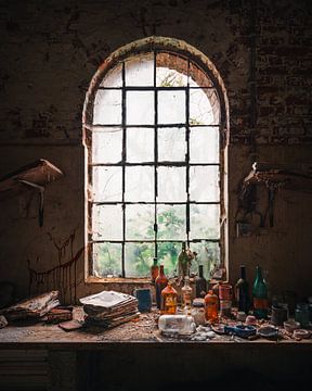 Fenster mit verlassener Werkbank. von Roman Robroek – Fotos verlassener Gebäude