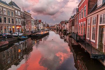 Leiden - reflecties in de Nieuwe Rijn (0125) van Reezyard