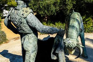 Skulptur Stierkämpfer Torero und Stier in Spanien Andalusien