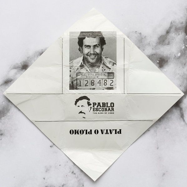 Gnome post The King of Coke on marble by Floris Kok