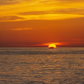 Un pêcheur rentre chez lui au coucher du soleil sur Mark Scholten