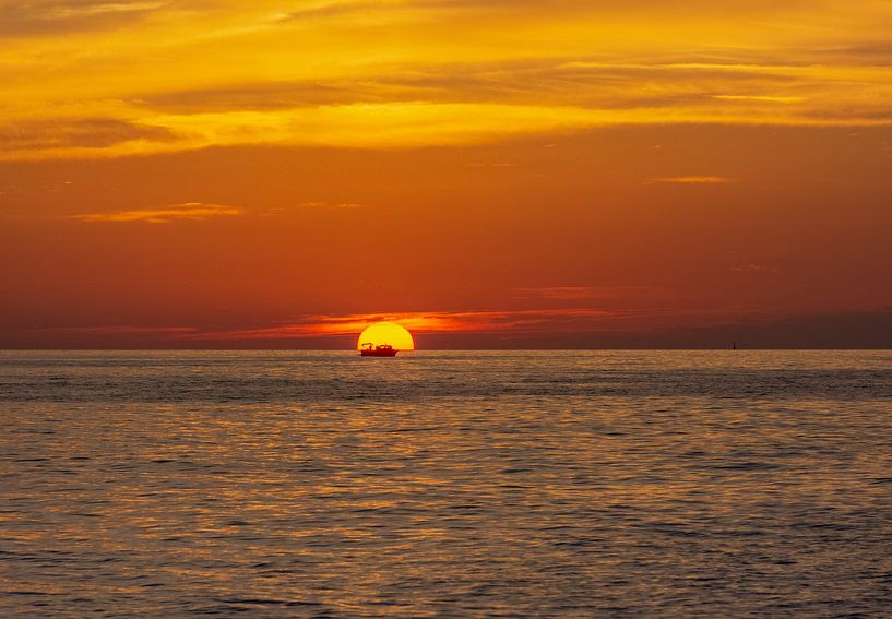 Fischer geht bei Sonnenuntergang nach Hause von Mark Scholten