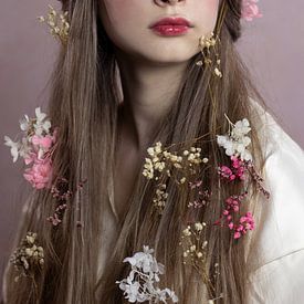 Vrouw met bloemenhaar van Iris Kelly Kuntkes