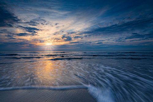 prachtige zonsondergang langs de Nederlandse kust 