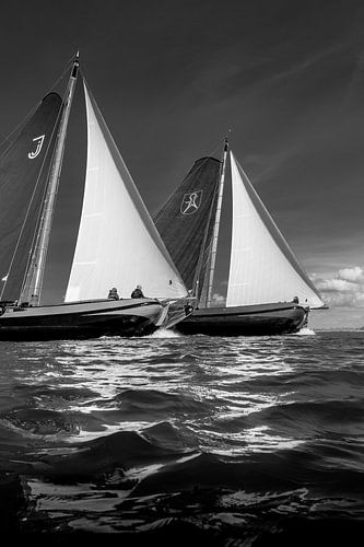 Klassische Segelboote in Schwarz-Weiß – eindrucksvolle Meeresfotografie von ThomasVaer | Tom Coehoorn