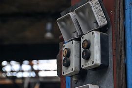 Knöpfe und Schalter zur Bedienung eines Kranes in einer verlassenen Fabrikhalle von Heiko Kueverling