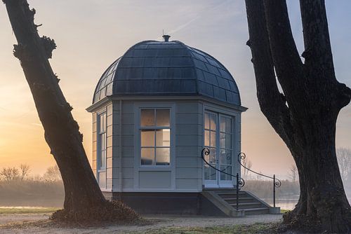 Mistige zonsopkomst bij de theekoepel in Warmond