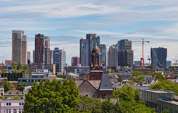 de skyline van de stad rotterdam in nederland met veel architectuur