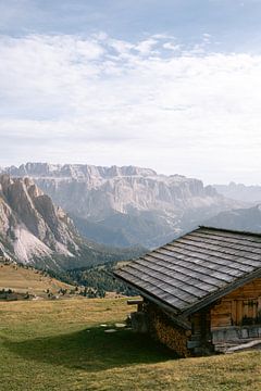 Eine typische hölzerne Bergscheune in einer verrückten Landschaft, umgeben von Bergen von Marit Hilarius