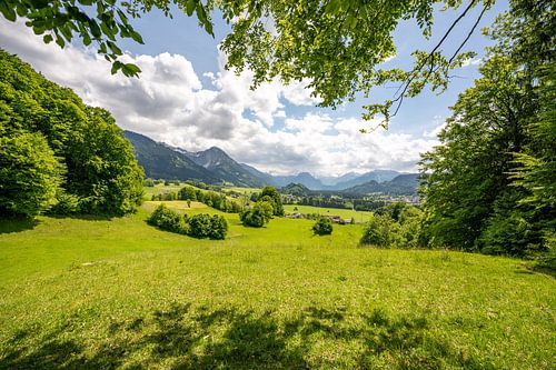 Schilderachtig uitzicht op de Allgäuer Alpen in de lente