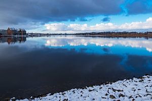 Uitzicht over de Warnow naar Rostock in de winter van Rico Ködder