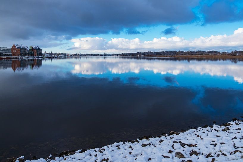 Blick über die Warnow auf Rostock im Winter von Rico Ködder