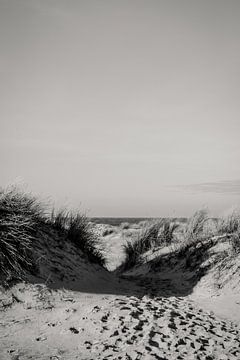 Het strand in zwart-wit - foto van Terschelling van Lydia