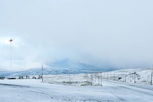 Besneeuwde weg, Noorwegen van Gijs de Kruijf