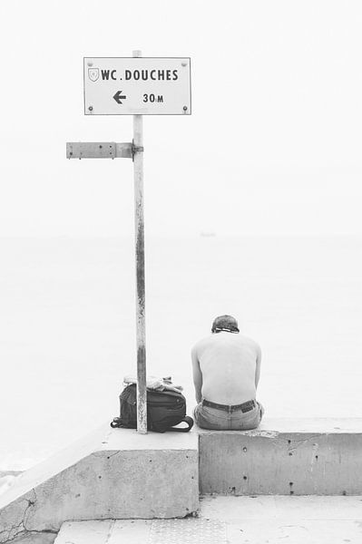 Mann am Strand von Nizza von Lisenka l' Ami Fotografie